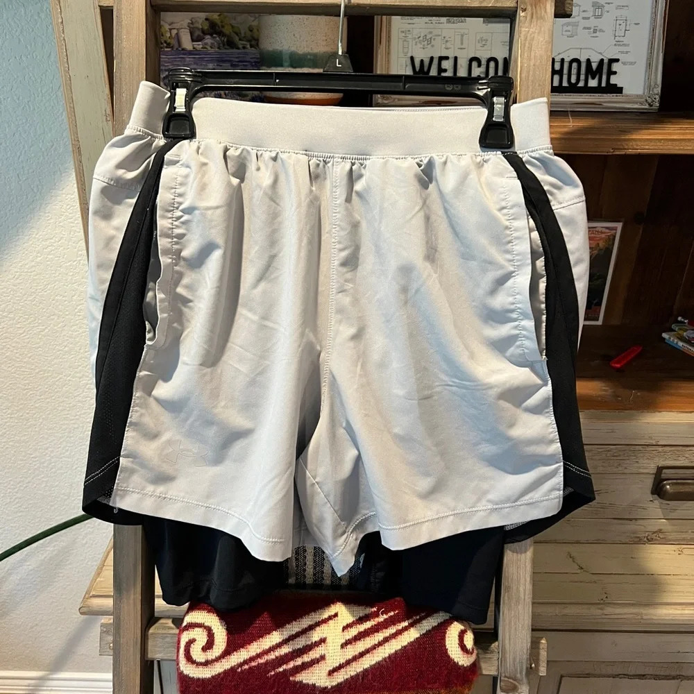 Under Armour men’s Launch 2 in 1 training short 5” size medium